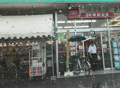 店の前に堂々と傘を広げたままの自転車