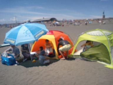 真夏の海にはテントが必須