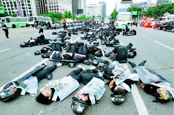 韓国の機動隊「戦闘警察巡警」  対デモ隊阻止訓練