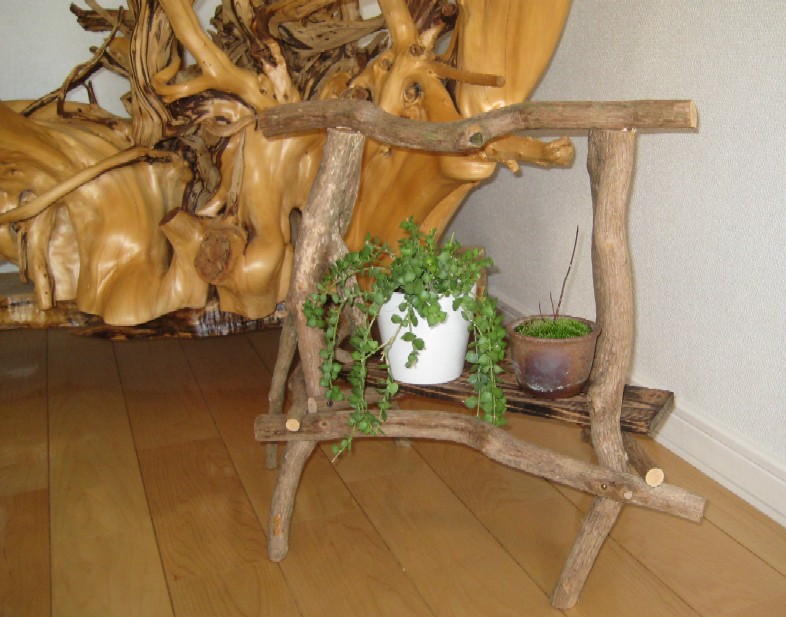 天然の小枝でできた飾り台 - 机/テーブル
