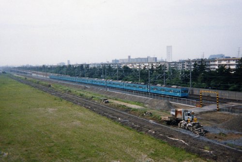 千葉貨物ターミナル駅跡地を行く103系電車。2000年8月撮影　データ不明（プリント写真をスキャナで取り込み）